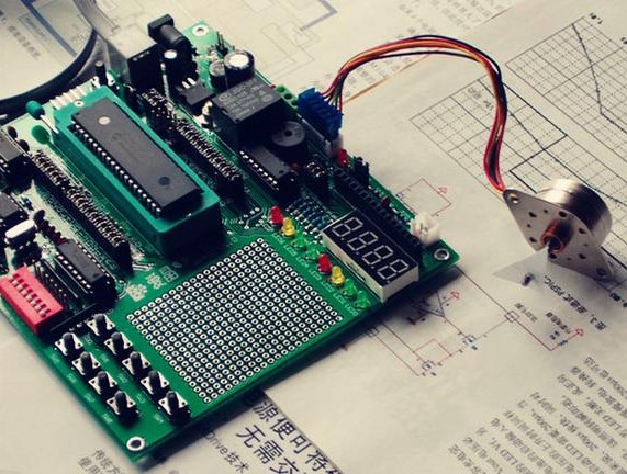 “可編程PLC控制器與單片機(jī)在本質(zhì)上有什么差別？”
